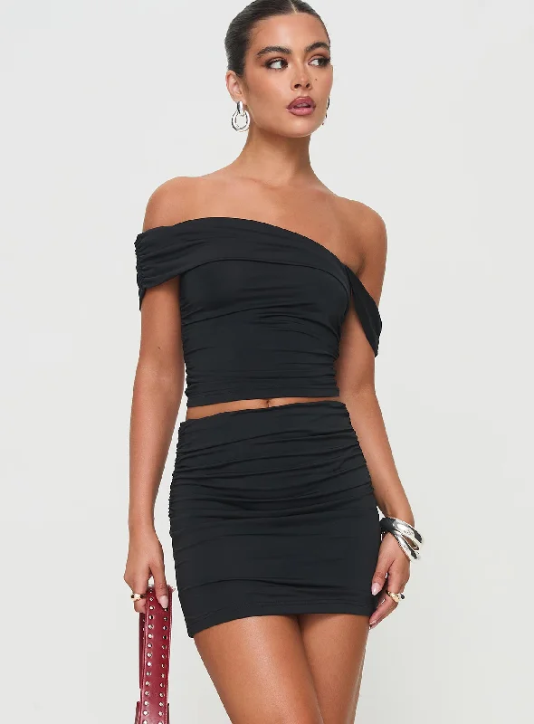 Turning Off The Shoulder Set Black